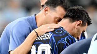 ليونيل سكالوني مدرب منتخب الأرجنتين يرفع كأس العالم
