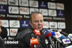 شوقي غريب، المدير الفني لمنتخب مصر الأولمبي، يوجه اللاعبين خلال تدريب