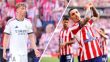 صورة توضح حكم مباراة يستخدم تقنية الفيديو VAR خلال مباراة بين ريال مدريد وأتلتيكو مدريد