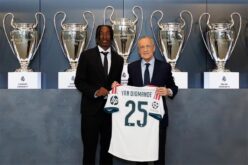 لاعب ريال مدريد الجديد يان ديوماندي يبتسم
