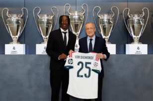 لاعب ريال مدريد الجديد يان ديوماندي يبتسم