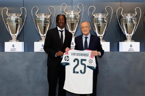 لاعب ريال مدريد الجديد يان ديوماندي يبتسم