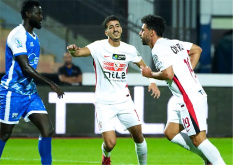 لاعبو الزمالك يحتفلون بهدف خلال مباراة في الدوري المصري
