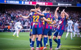مدافع برشلونة جيرارد مارتن يركض بالكرة خلال مباراة