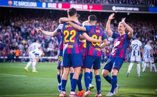 مدافع برشلونة جيرارد مارتن يركض بالكرة خلال مباراة