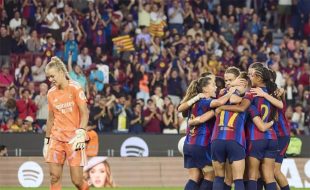 لاعبة برشلونة للسيدات تحتفل بهدف في مرمى ريال مدريد