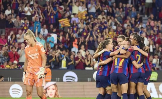 لاعبة برشلونة للسيدات تحتفل بهدف في مرمى ريال مدريد