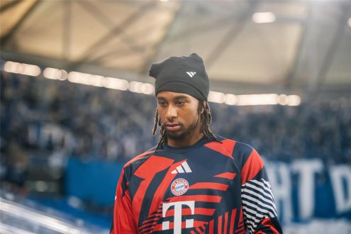 لاعب كرة القدم مايكل أوليس يرتدي قميص بايرن ميونخ