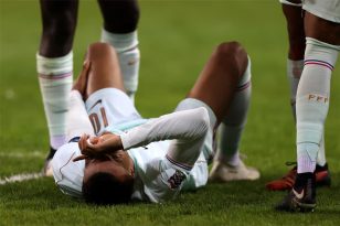 كيليان مبابي لاعب ريال مدريد يبتسم ويطمئن الجماهير