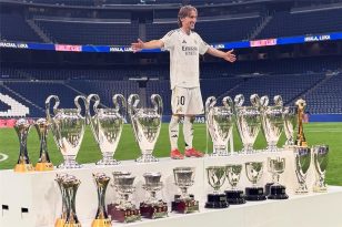 لوكا مودريتش لاعب ريال مدريد السابق يرتدي قميص ميلان