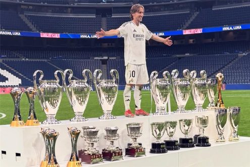 لوكا مودريتش لاعب ريال مدريد السابق يرتدي قميص ميلان