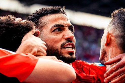 لاعب كرة القدم المصري محمد عبد المنعم يرتدي قميص نادي نيس الفرنسي