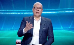 المدرب محمد الشيخ يتحدث مع لاعبيه