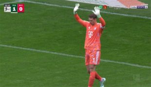 مانويل نوير حارس مرمى بايرن ميونخ يبدو متفاجئًا بعد استقبال هدف غريب.