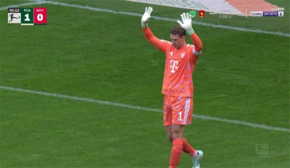 مانويل نوير حارس مرمى بايرن ميونخ يبدو متفاجئًا بعد استقبال هدف غريب.