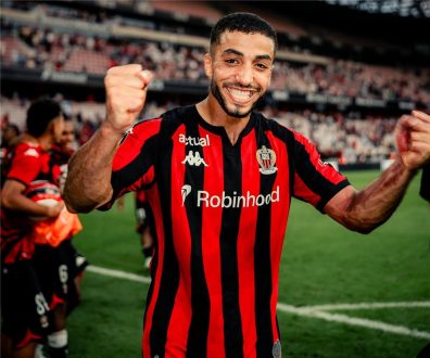 لاعب كرة القدم محمد عبد المنعم يرتدي قميص منتخب مصر