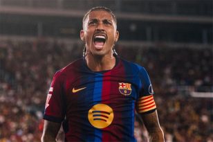 رافينها لاعب برشلونة يحتفل بهدف