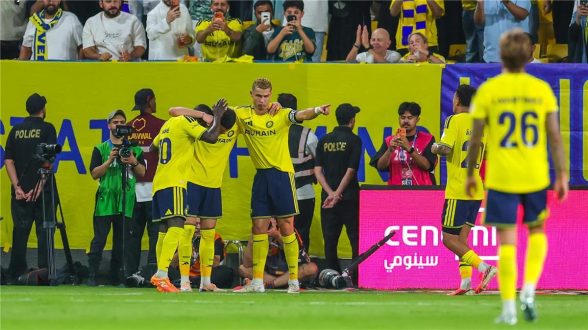 لاعبو النصر يحتفلون بهدف أمام الدرعية في الدوري السعودي