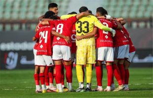 أحمد شوبير يتحدث إلى لاعب شاب موهوب