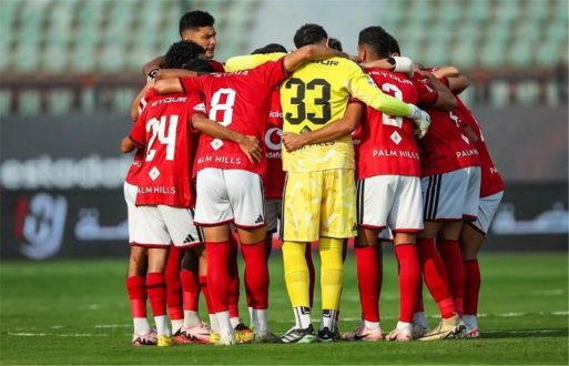 أحمد شوبير يتحدث إلى لاعب شاب موهوب