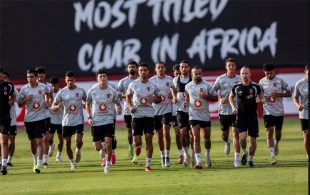 لاعبو الأهلي ياسر إبراهيم وكريم الدبيس خلال مباراة