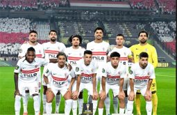 لاعب كرة قدم يرتدي قميص الزمالك يحتفل بهدف