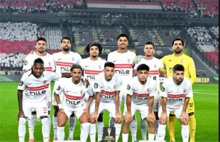 لاعب كرة قدم يرتدي قميص الزمالك يحتفل بهدف